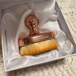 NEW Eloise tear drop make up brush.